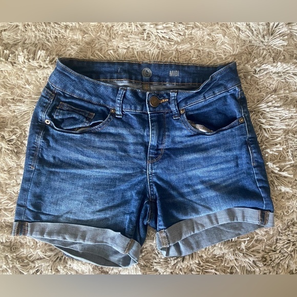 So Denim Jean Shorts MIDI Mom Cuffed Classic 5 Pocket Zip Fly Women’s Size 7 - Picture 1 of 4